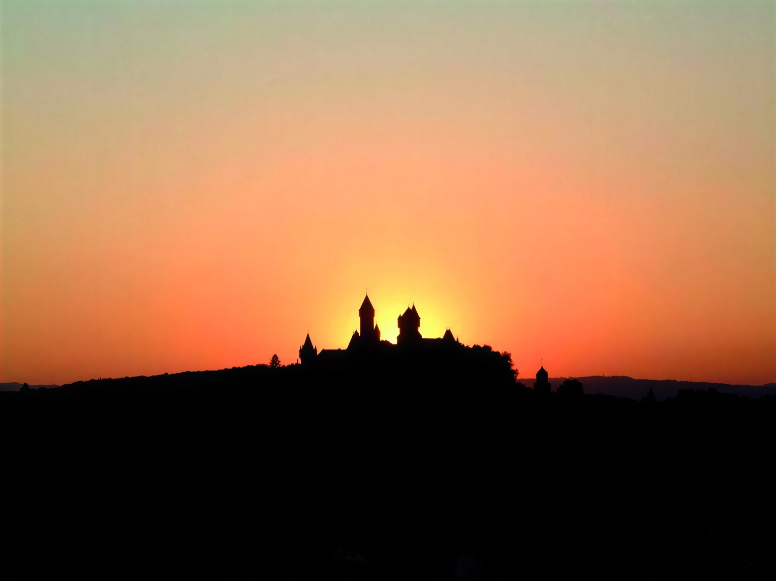 Schloss Braunfels als Silhouette im Abendrot