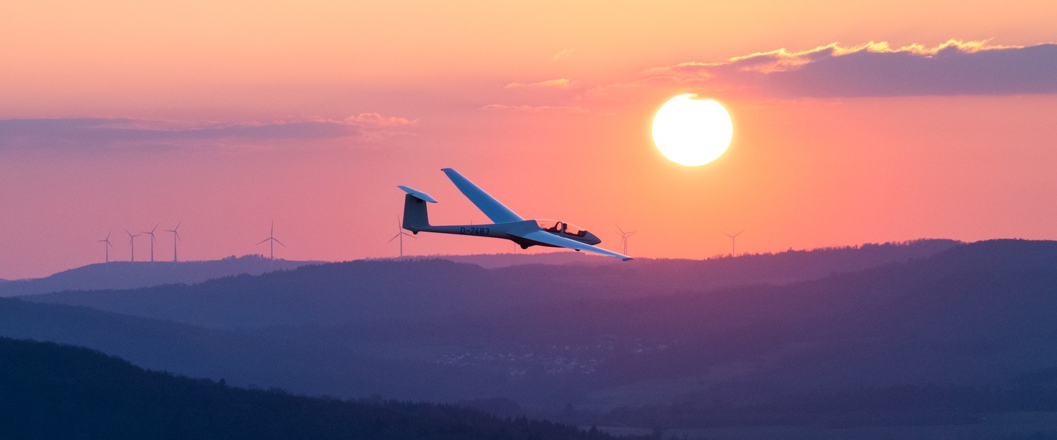 Die ASK 21 D-7483 im Sonnenuntergang über dem Taunus