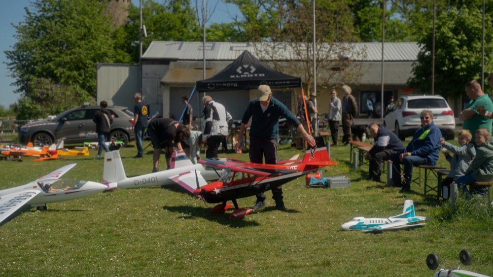 Modelle beim Freundschaftsfliegen am Flugplatz